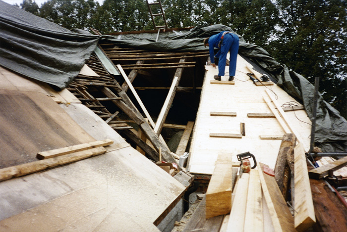 Takreparation av Glostorps kyrka 1994. Södra ko...