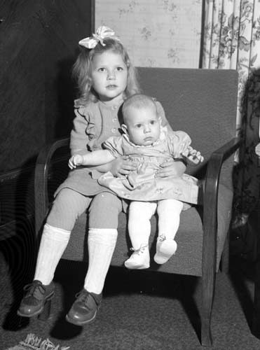 Elsa och Ove Hermanssons bägge barn Barbro och ...