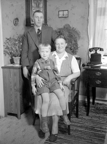 Arthur och Elsa Svensson med sonen Göran, Skärs...