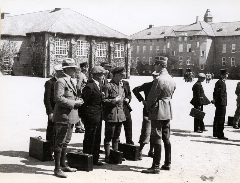 Löjtnant Weibull och en grupp civilklädda män p...