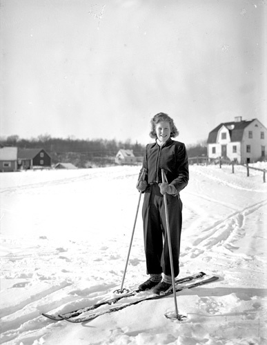Maj-Britt Svensson på skidor Arkelstorp.