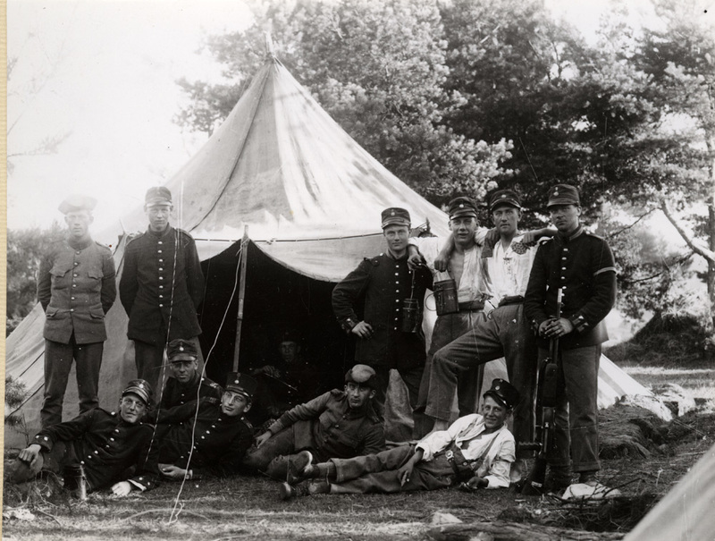 Soldater framför ett tält.