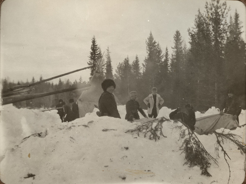 Militärer som reser tältläger i snö
