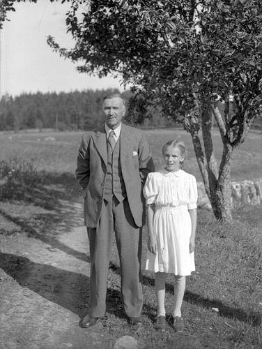 Nils Jönsson (1880-1975) och tösen Vanda (1931-...