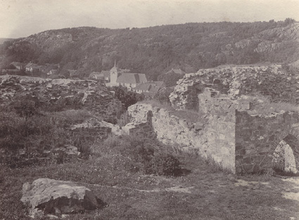 Bohus ruin, med Kungelf kyrka i bakgrunden.