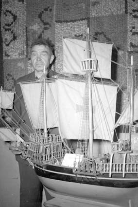 Edvard Ottosson Åhus, bygger modellbåtar.