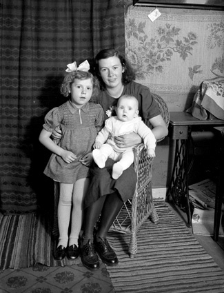 Elsa Österberg med barnen Mary och Laila, Skärs...