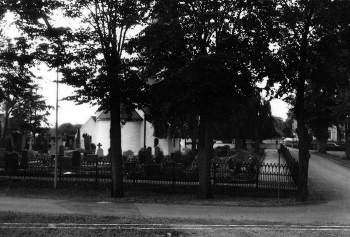 Gjutjärnsstaket vid kyrkogårdens östra avslutning.