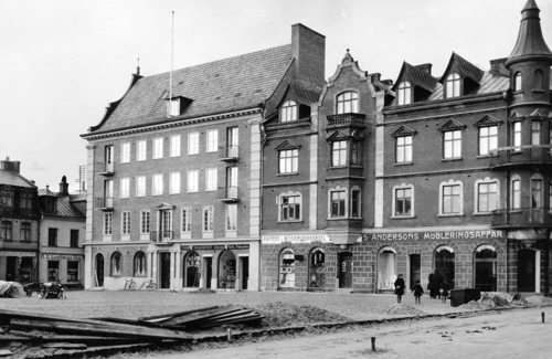 Det höga huset är Västra Göinge Sparbank, Hässl...