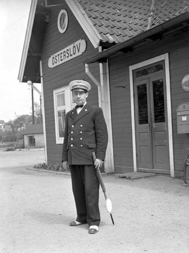 Vibergs Viberg i uniform v stationen Österslöv.