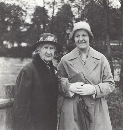 Syster Ida och Isse. Sommarbo vid Växiö. Juni 1931