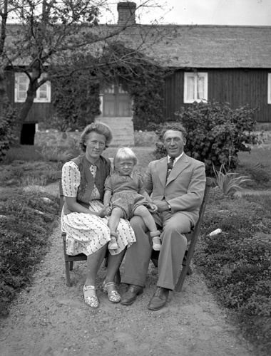 Anton och Lilly Persson med sonen Kenneth, Vång...