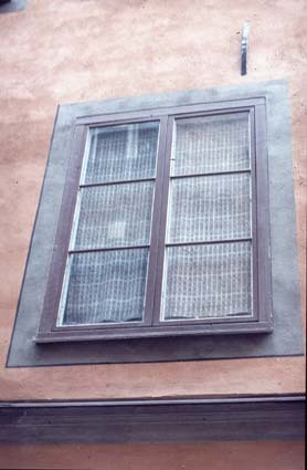 Fönster och medeltida ankarslut.