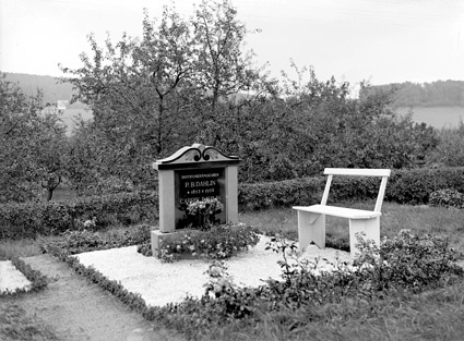 P. B. Dahlins gravvård med blommor Vånga.