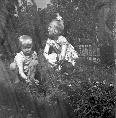 Maggie & Åke i trädgården.