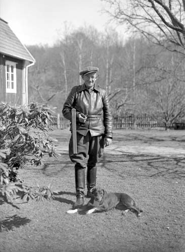 Nils Bondesson m. hund o gevär, Snäckestad.