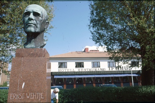 Ernst Wehtjes staty framför hotell Iföhus. 2000-05