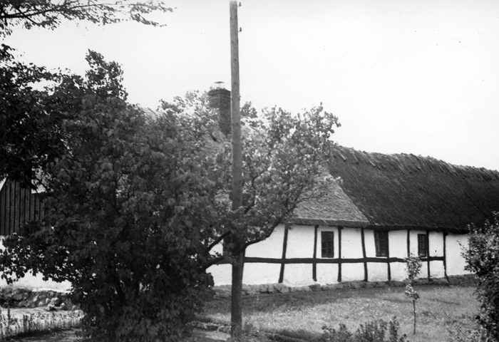 Bondgård med äldre mangårdsbyggnad. Ägare 1953 ...