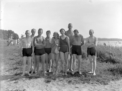 Sjöholmen Ringsjön, badstranden grupp stående.