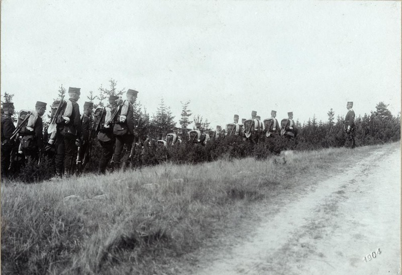 Militärer på marsch med packning, år 1904.