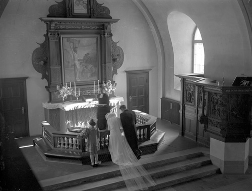 Laurent Hansson brudpar framför altaret Hjärsås.