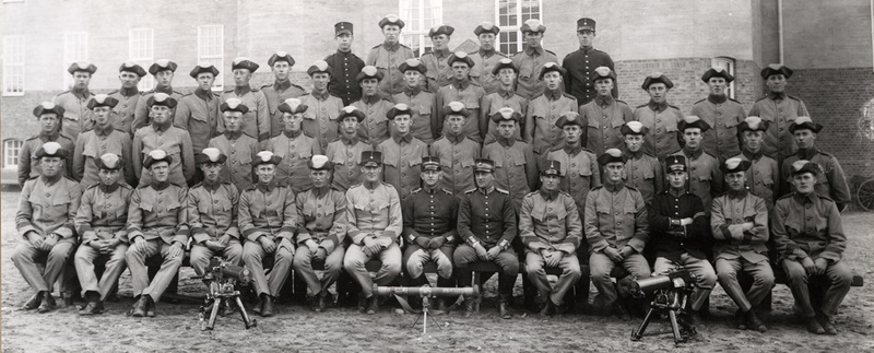 Gruppfoto av befäl och soldater på I 6 kaserngå...