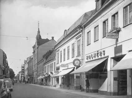 Västra Storgatan mot norr med kv. General Ulfel...