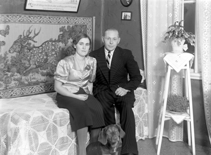 Krans och Svea Malmgren sittande på soffa Mjönäs.