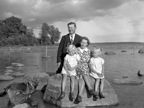 Albin Ekdahl m. familj ute på sjön Barum.