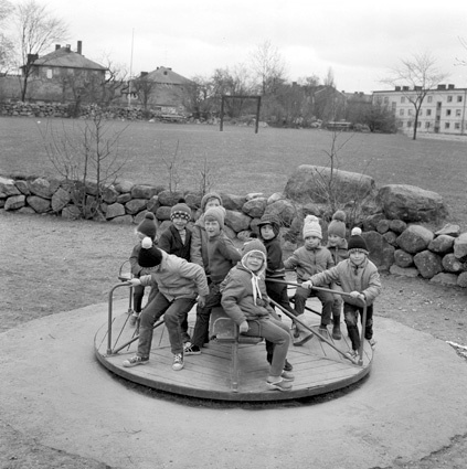 Barn i lektagen i april 1969.