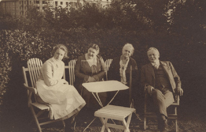 Isse, Ma´, Fru och Herr Krenchel. Juli 1931