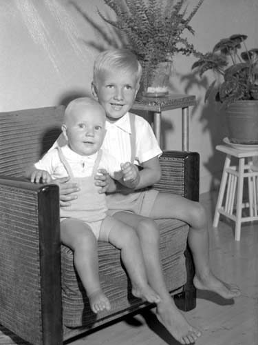 Viktor Åkessons 2 barn sitt inne Barum.