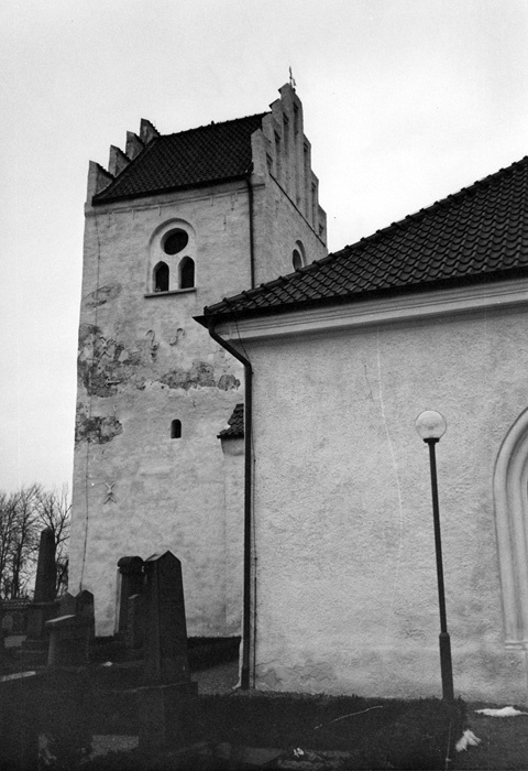 Kvistofta kyrka med kyrkogård.
