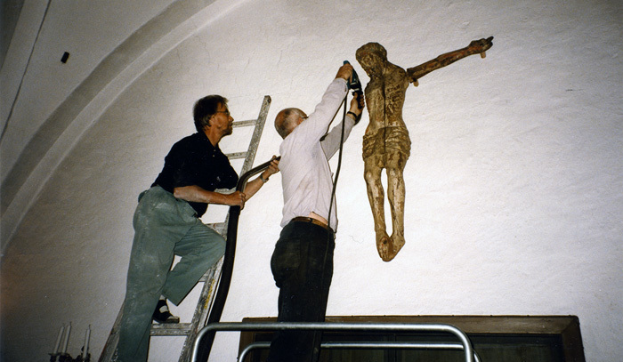 Återupphängning av krucifix i Kropps kyrka juli...