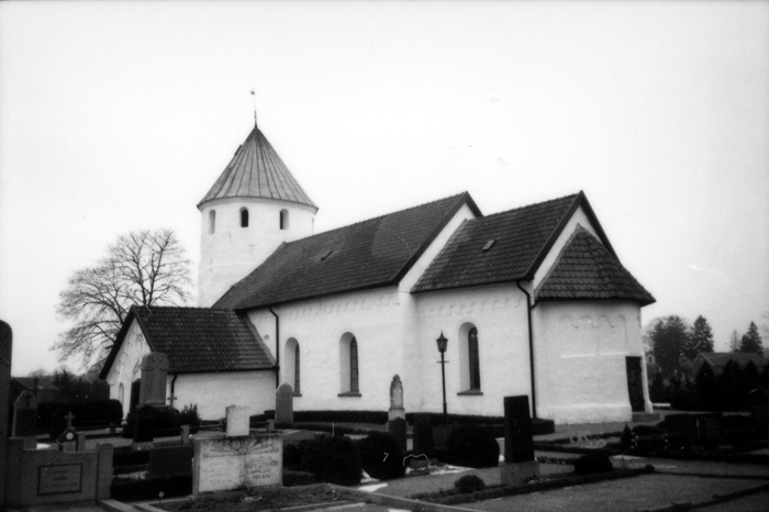 Hammarlunda kyrka och kyrkogård.
