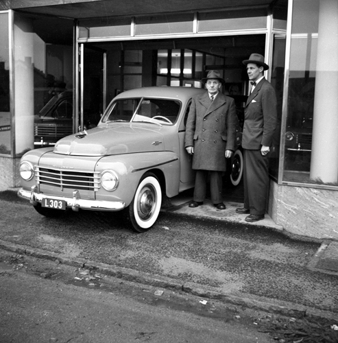 Winqvist lämnar ut en garantibil 1956