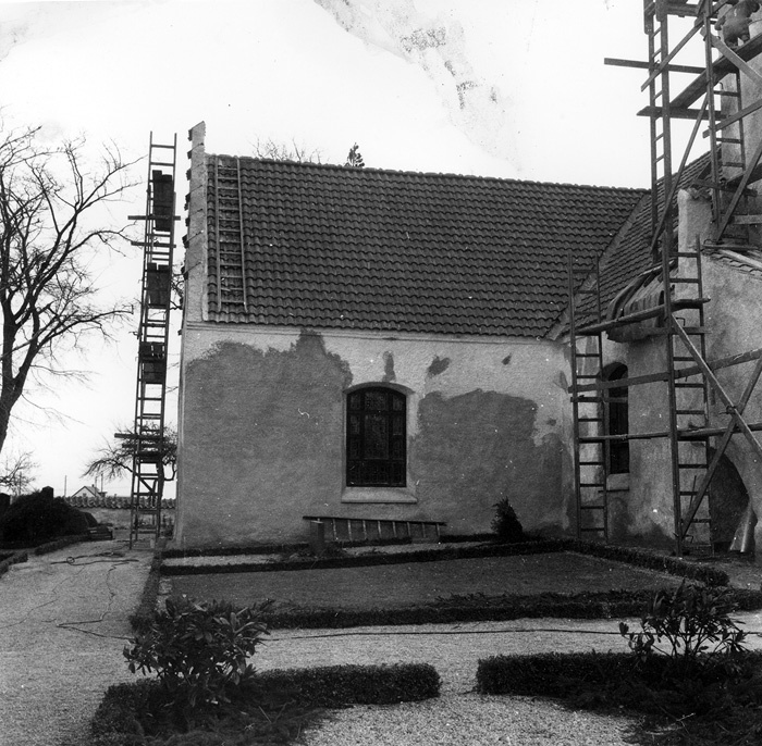 Burlövs gamla kyrka. Nykyrkans västra fasad