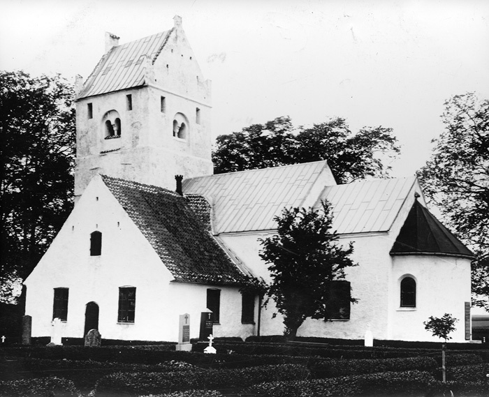 Fjelie kyrka. Kyrkans fasad åt söder.