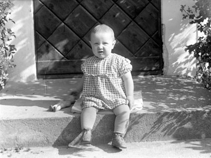 Lindgrens minsta dotter Anita på trappan Vånga ...