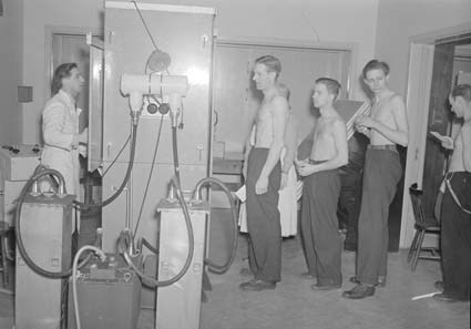 Män i kö till röntgenundersökning