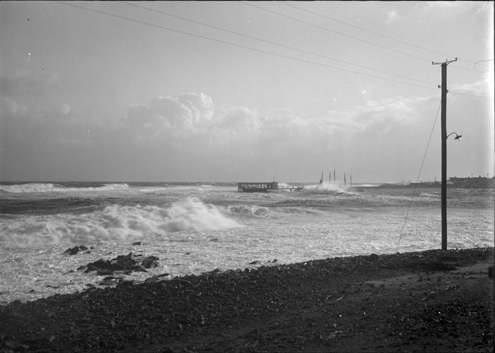 Stormbild från hamnen. Gammal.