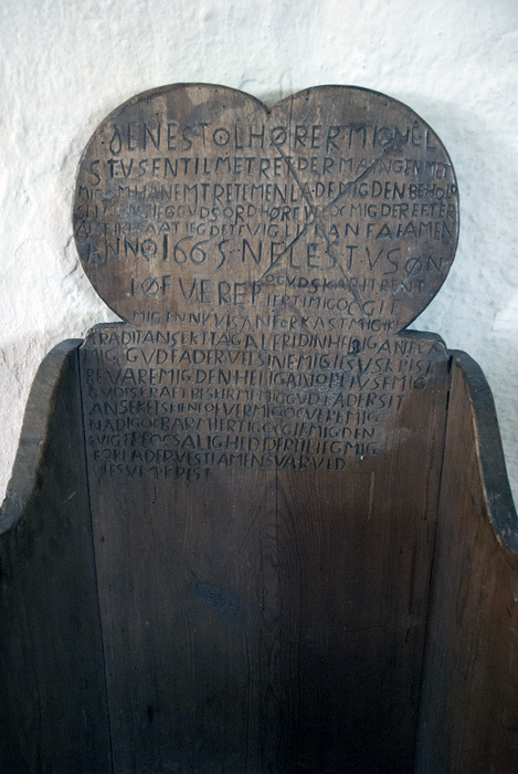 Trästol med inskription i Norra Strö kyrka. 201...