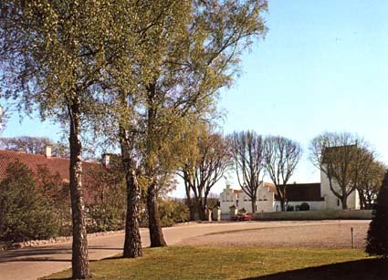 Brunnby: Kyrkan och prästgården.