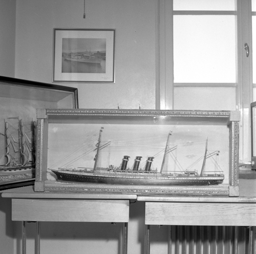 Nyförvärv i  Muséet   )  fartygsmodell,  skåp.