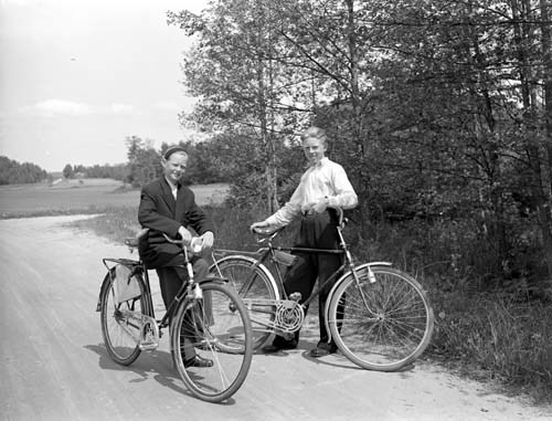 Oskar Perssons pojk och Ljungströms pojk m. cyk...
