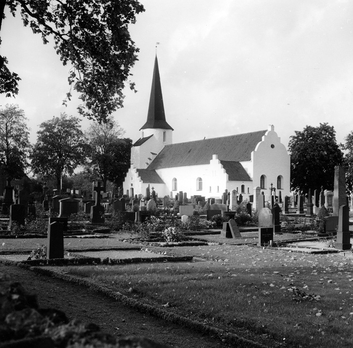 Blentarps kyrka. Foto från sydost.