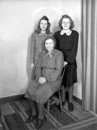 Hilda Persson sitt. o döttrarna Österslöv.