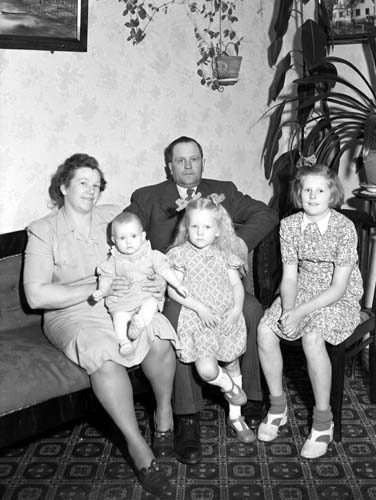 Albert och Gulli Svensson med  döttrarna Anita,...