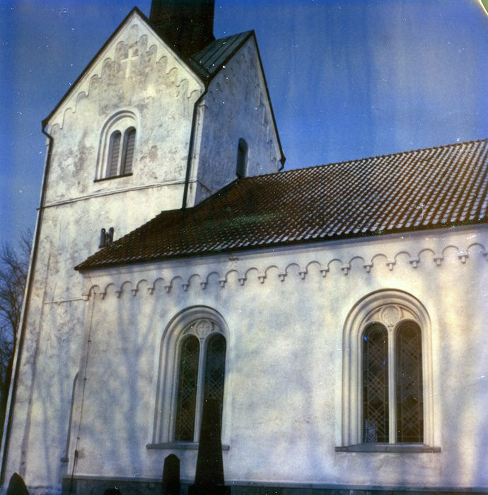 Holmby kyrka sedd från söder.