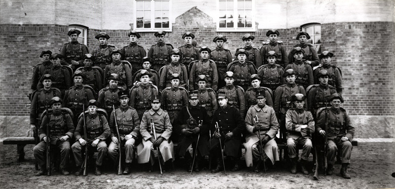 Gruppfoto av befäl och soldater med fältutrustn...